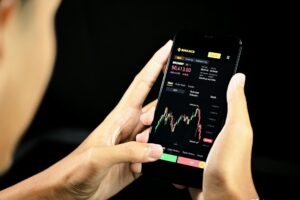 أفضل تطبيقات الموبايل لمتابعة الأسواق وتنفيذ الصفقات